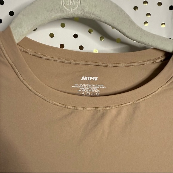 SKIMS Tan Short Sleeve Fitted Bodysuit - Picture 3 of 5